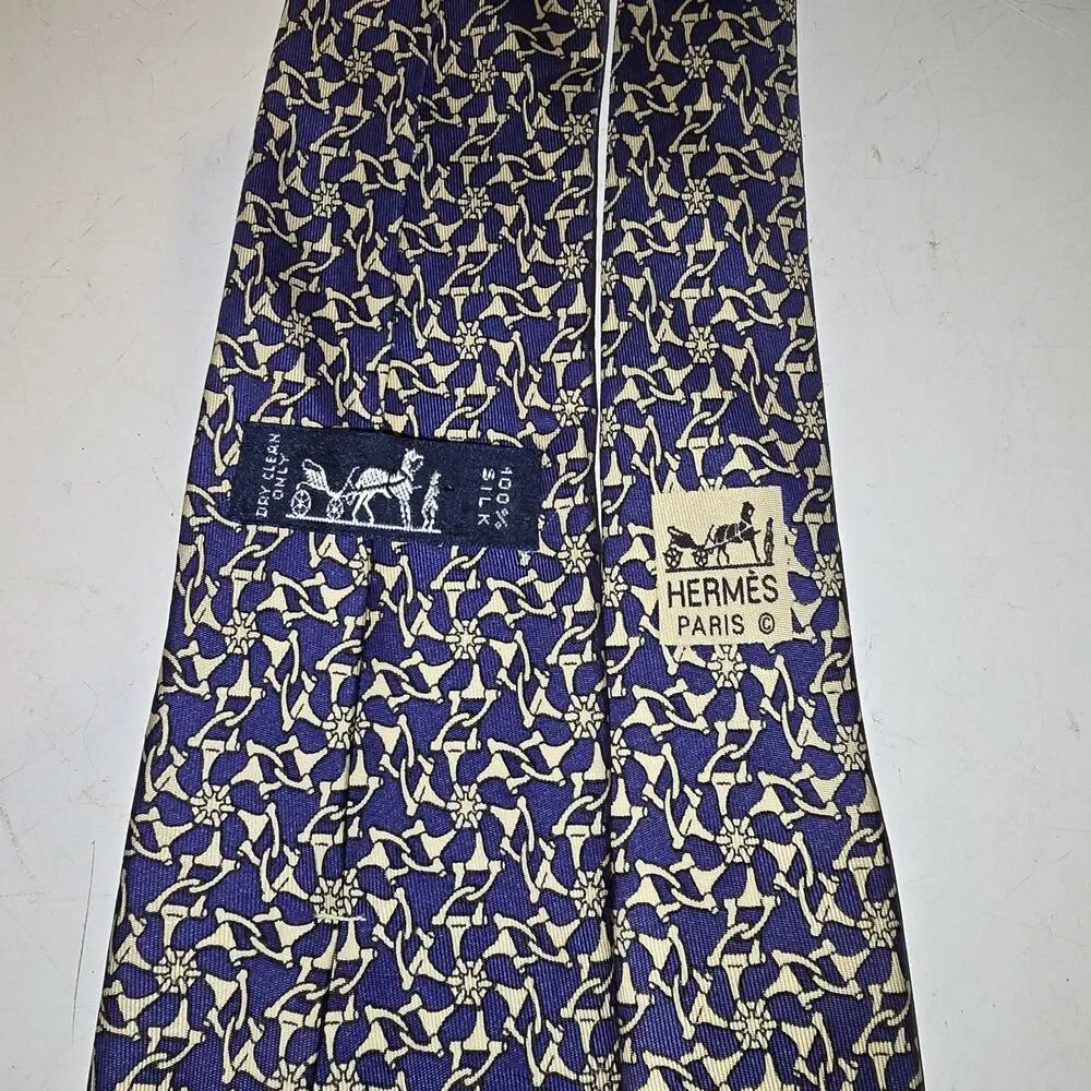 Hermes Paris Mens Necktie 100% Silk Gold Links patterned slim